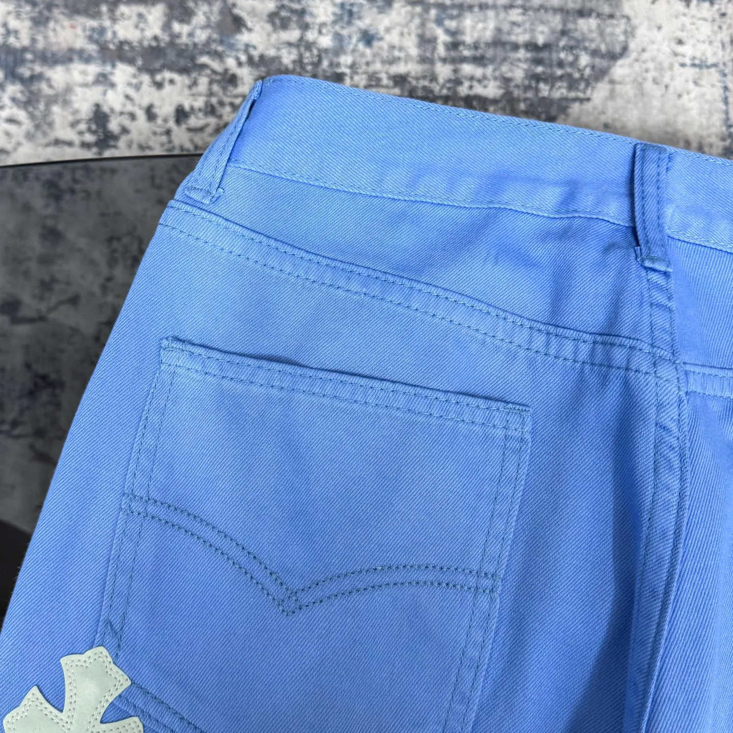 P270 Chrome hearts CH co-branded Drak Miami ice blue jeans exude uninhibited personality and unique charm. Every wear and tear is carefully designed to present a unique artistic feel. Made of imported denim fabric, which has undergone heavy industrial washing and destruction treatment, the trousers show a super cool effect on the upper body, allowing you to dominate the fashion stage.  This is more than just a pair of jeans, it is an expression of attitude. With its unique design concept and ultimate pursuit of details, Croxin breaks traditional boundaries and defines the jeans trend in the new era. The trousers are made of double-layer woven fabric with customized hardware. Special Italian cowhide is printed and cut. Custom-made sheepskin three-layer thick-line leather. The whole body is spliced ​​in heavy water washing. Craftsmen hand-splash ink. You can see the details. Three-dimensional cutting version. Loose and comfortable, not flattering to the body. Makes taller and slimmer. Seiko factory. Original quality control. Same style for men and women. Can be matched with couples. Versatile recommendation. Must-have jeans for all seasons. Color: ice blue. Size: 28-30-32-34.
